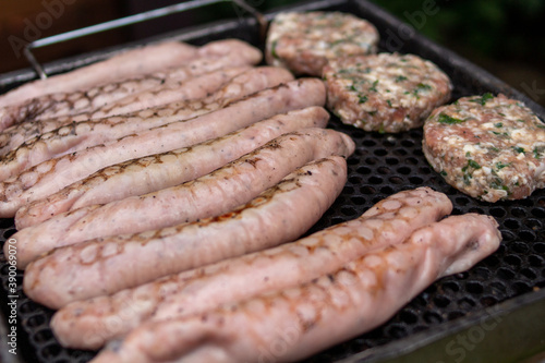 Original Thüringer Bratwürste und Gehacktes Klopse auf dem Grill 