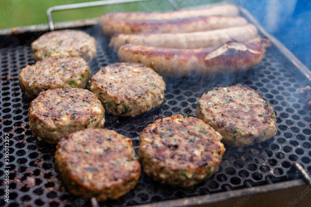 Original Thüringer Bratwürste und Gehacktes Klopse auf dem Grill Original Thüringer Bratwürste und Gehacktes Klopse auf dem Grill
