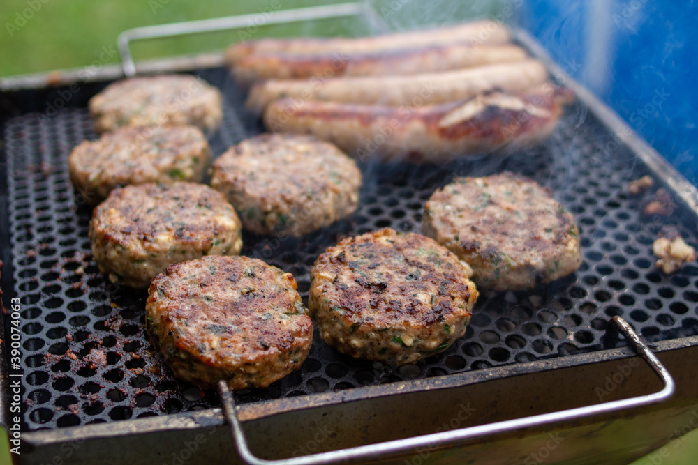 Original Thüringer Bratwürste und Gehacktes Klopse auf dem Grill Original Thüringer Bratwürste und Gehacktes Klopse auf dem Grill