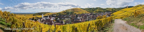 Le village de Katzenthal lové au creux d'un vallon , son château le Wineck, Haut-Rhin, Alsace, Grand Est, France photo