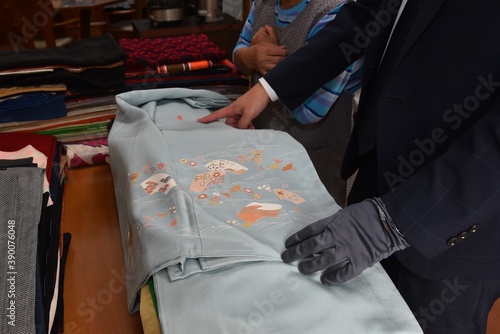 Quadro su tela A business that provides a visit service for buying second-hand goods