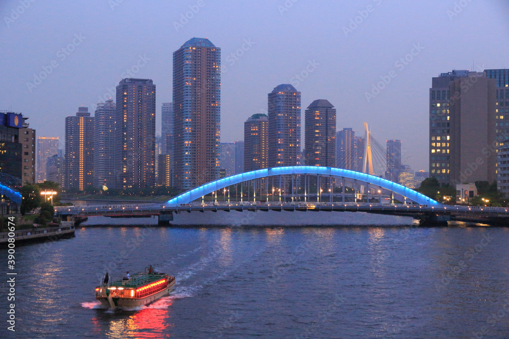 Fototapeta premium 佃島タワーマンション 永代橋 屋形船