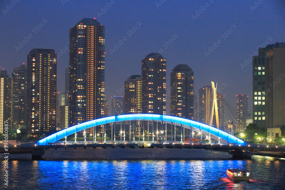 Fototapeta premium 佃島タワーマンション 永代橋 屋形船