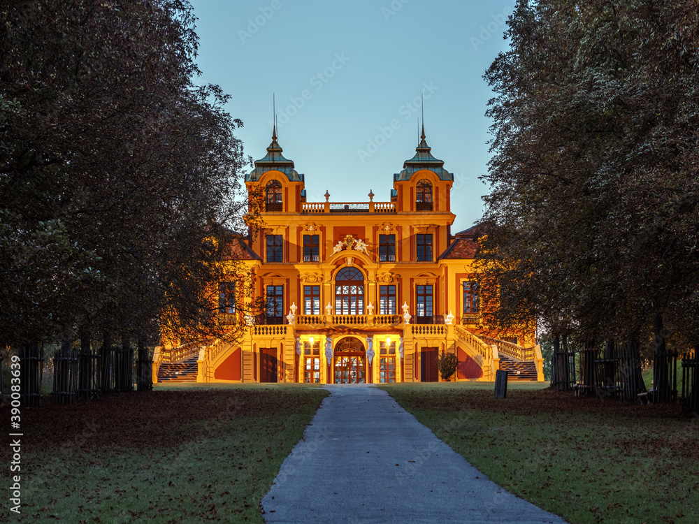 Schloss Favorite zur blauen Stunde, Ludwigsburg