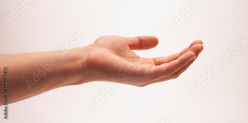 Geöffnete Männerhand vor hellem Hintergrund
