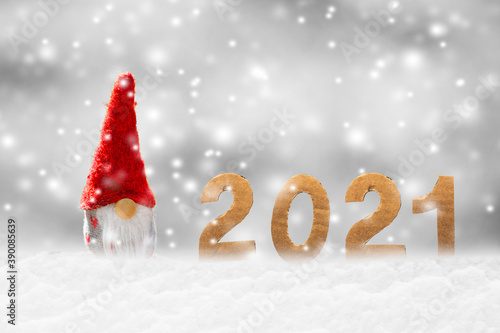 Kleiner Weihnachtsmann im Schnee mit Jahreszahl 2021