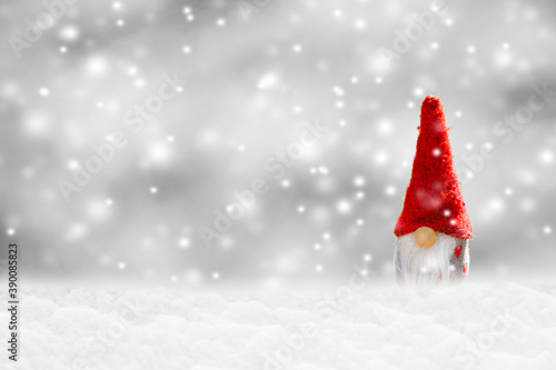 Kleiner Weihnachtsmann im Schnee