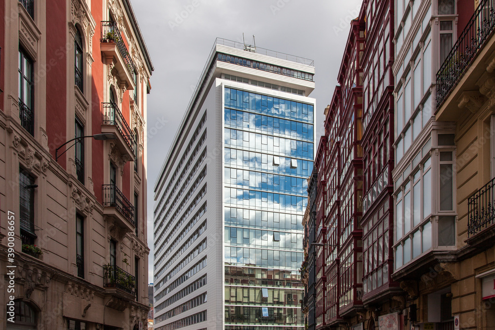 Fototapeta premium Edificio San Vicente en Bilbao, Vizcaya, País Vasco