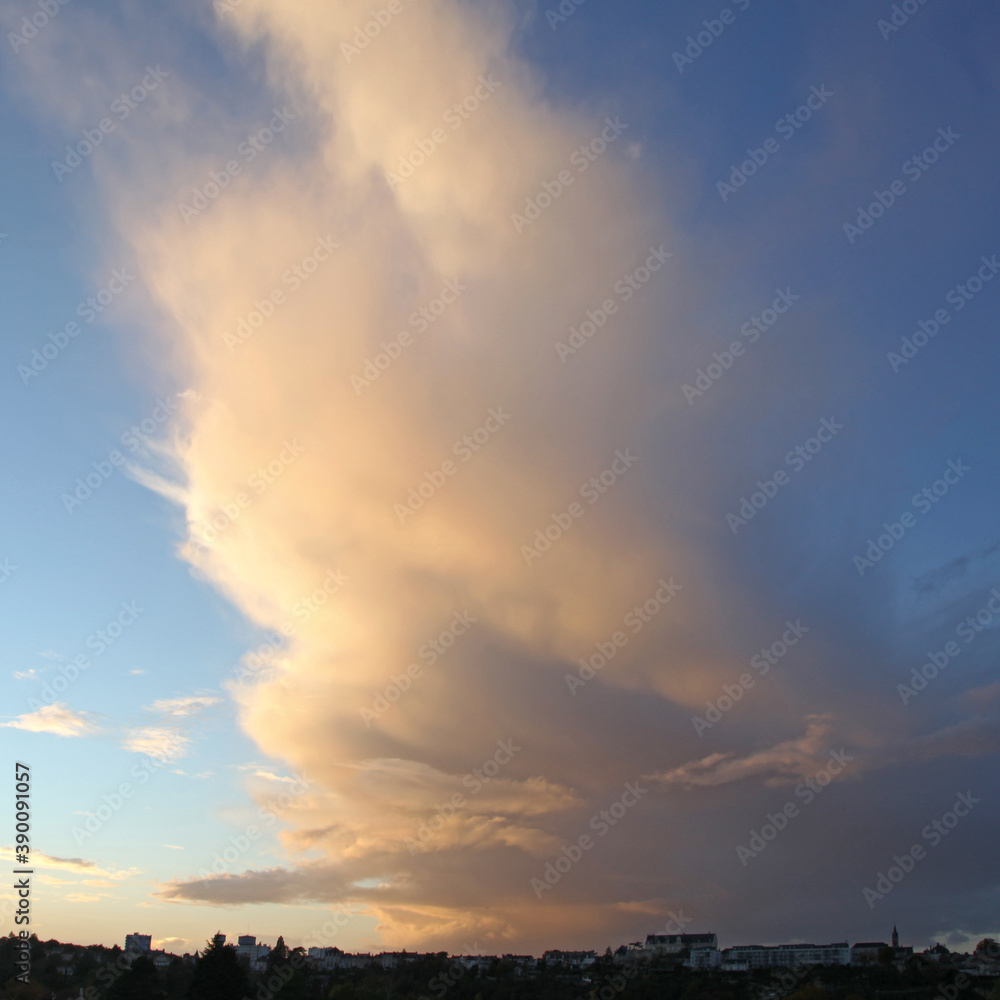 Nuage cumulonimbus au coucher du soleil