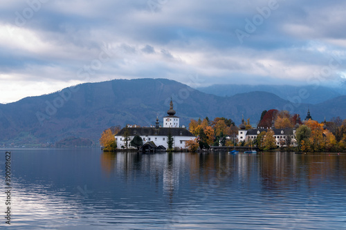 Schloss Orth bei Gmunden auf einer kleinen Insel im Traunsee- Herbst in Österreich, Europa