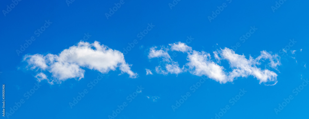 Obraz premium Blue sky with white clouds in sunny weather, panorama