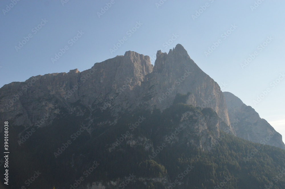 Obraz premium Hiking in the Alpi di Siusi / Seiser Alm mountains of Northern Italy's Dolomites