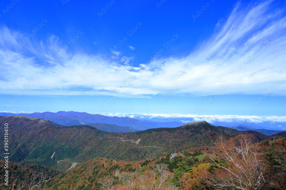 剣山からの眺め　丸笹山方面　紅葉　（徳島県）