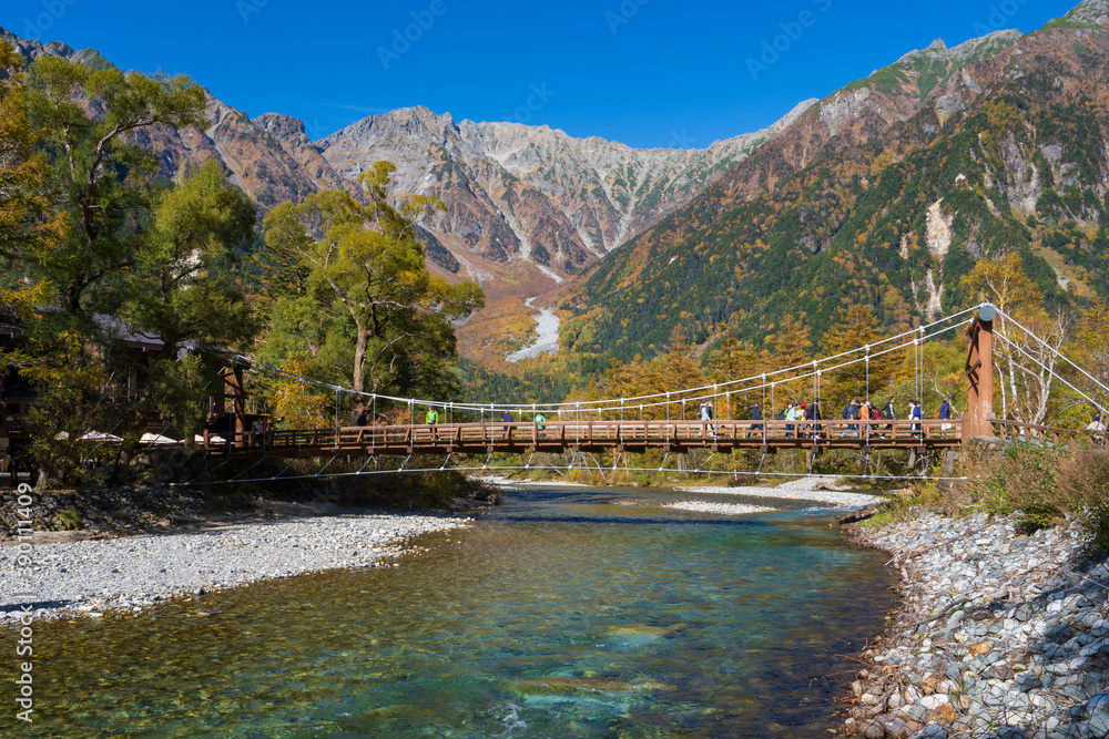 Fototapeta premium 【上高地】河童橋と穂高連峰