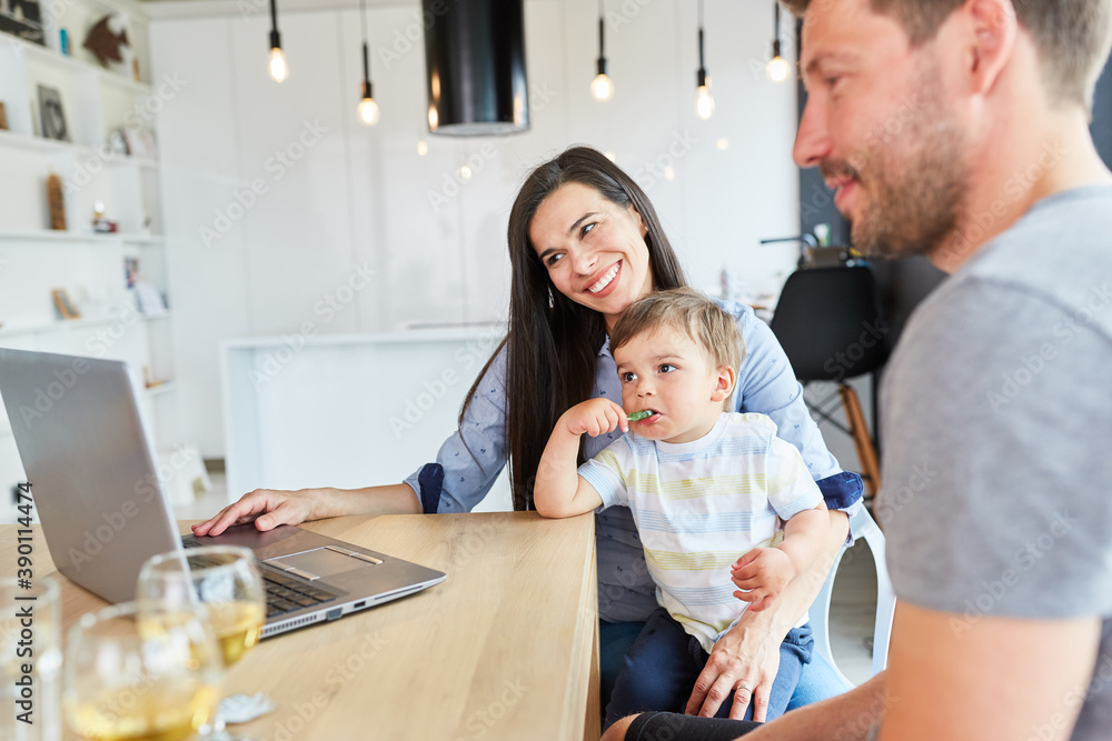 Eltern und Kind am Laptop im Video Streaming