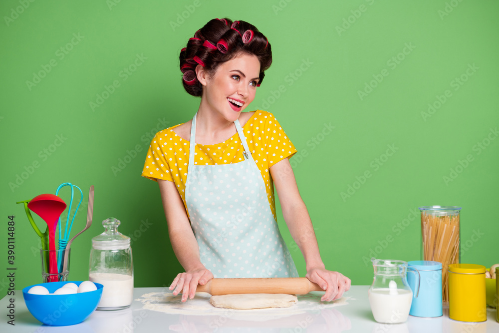 Portrait of her she nice attractive lovely glamorous cheerful housewife cooking delicious pizza rolling dough enjoying weekend hobby workshop isolated over green pastel color background Portrait of her she nice attractive lovely glamorous cheerful housewife cooking delicious pizza rolling dough enjoying weekend hobby workshop isolated over green pastel color background