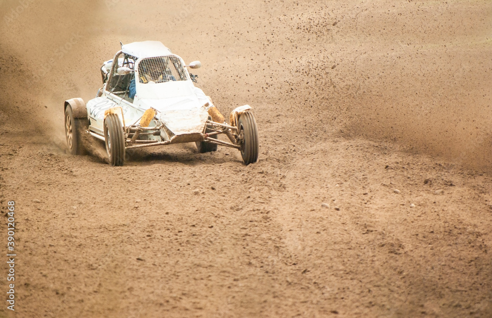 Foto de racing car rides at high speed on a sandy road, under the ...