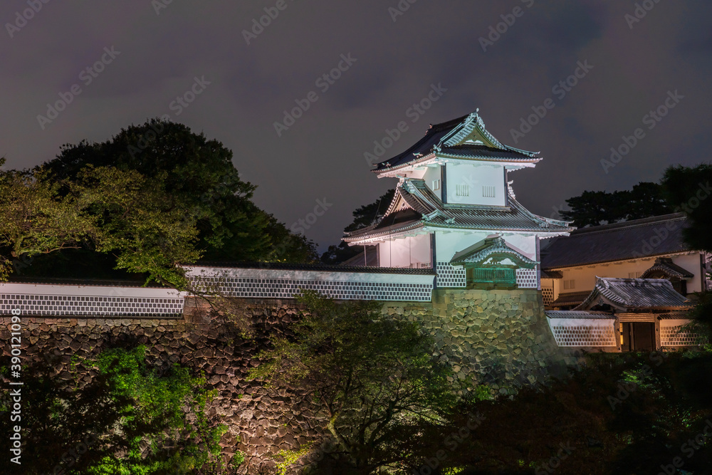 Fototapeta premium 金沢城 石川門のライトアップ