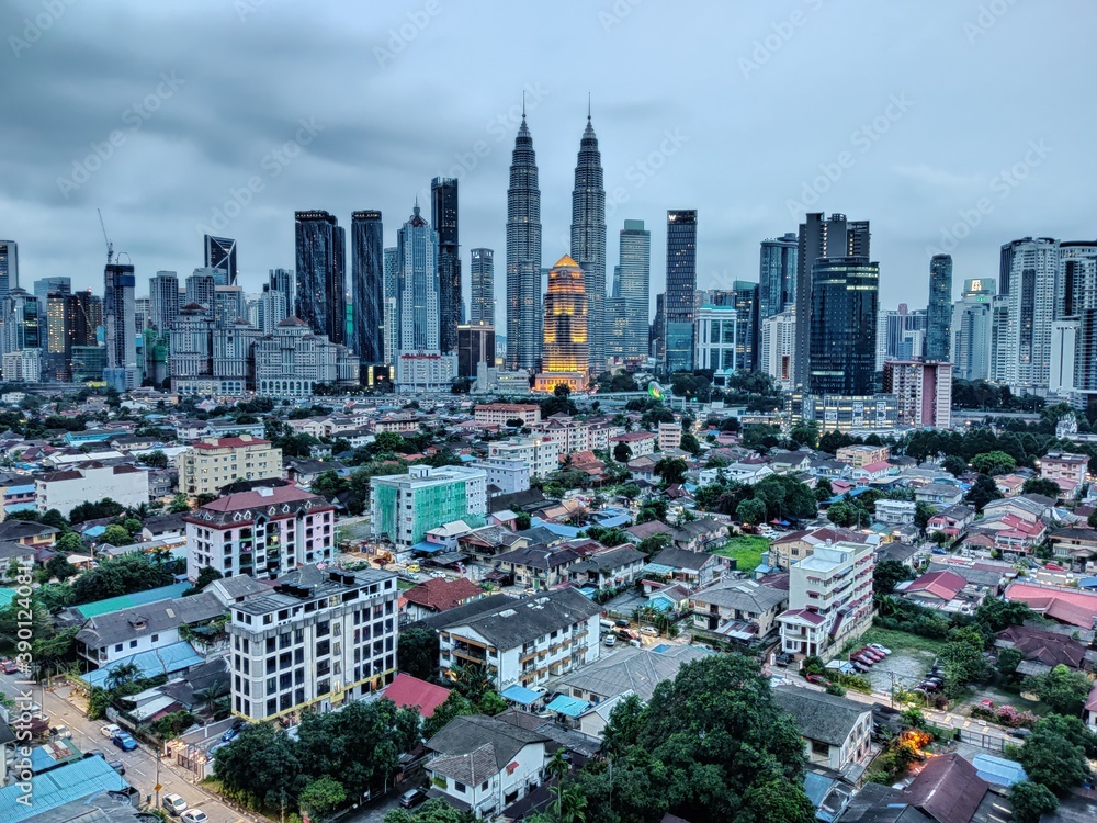 Obraz premium Kuala Lumpur, Malaysia- 4 November 2020: View of Kuala Lumpur skyline during dusk . noise