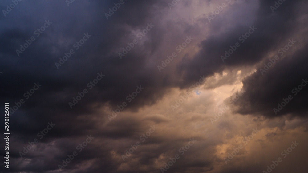 Ciel jaunâtre sous un cumulonimbus en formation, sous lequel on peut voir les premières précipitations se former