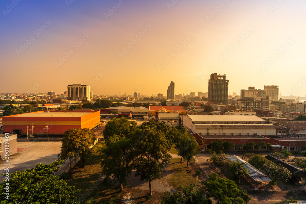 Obraz premium area under construction for industrial work in the midst of city buildings There is the light of the evening sunset