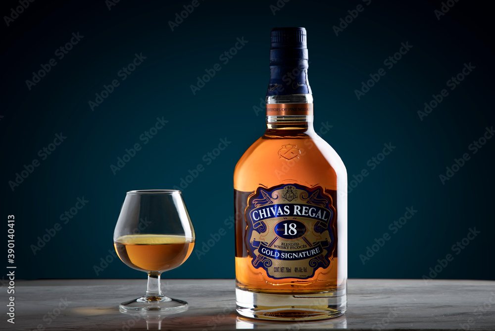 México,CDMX-05 de Noviembre del 2020: Whisky Escoces Chivas Regal 18 Años  con una copa servida al costado y fondo degradado Photos | Adobe Stock