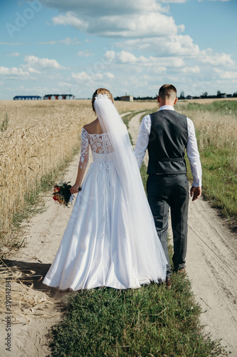 photoshoot bride and groom summer field wheat yellow sky road
