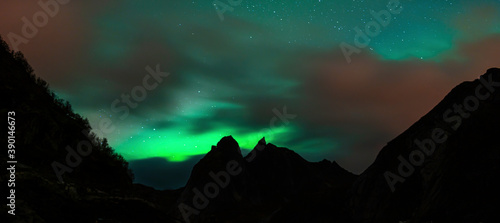 Canvas Print The Northern lights (Aurora borealis) nad Reine na Lofotach, Norwegia