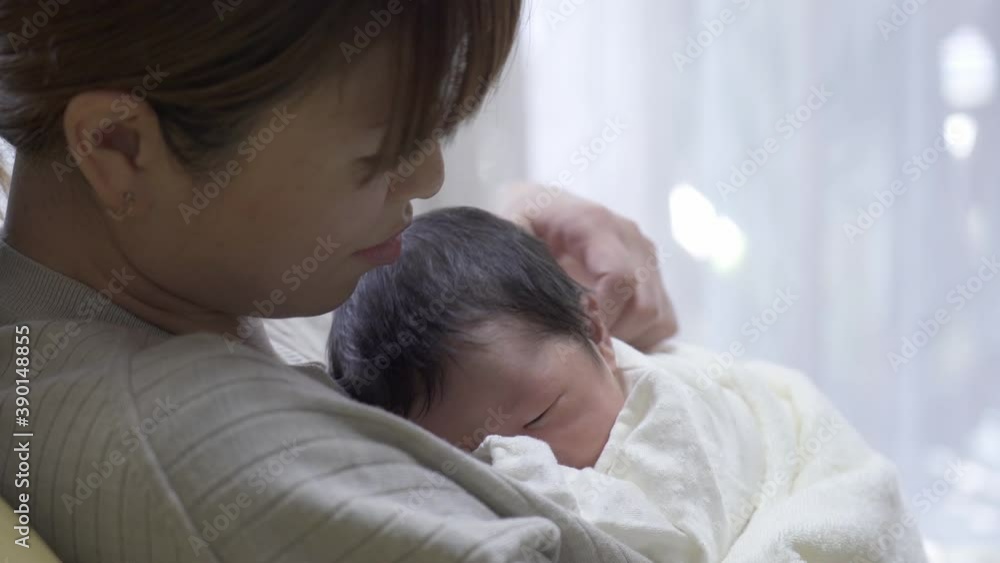 赤ちゃんの寝かしつけをする母親