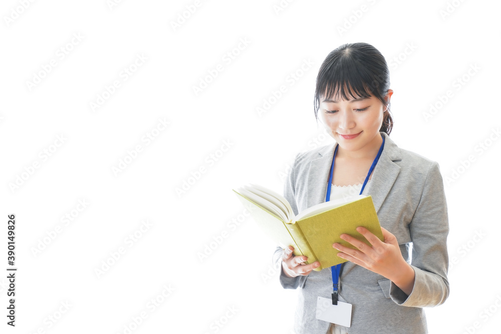 読書をする若いビジネスパーソン 読書をする若いビジネスパーソン