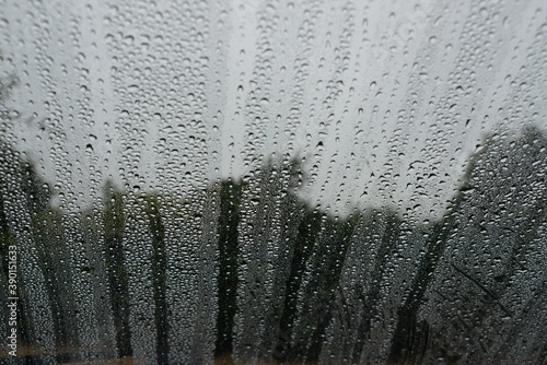 Obraz na płótnie Gouttes de pluie sur une vitre de voiture pendant une averse