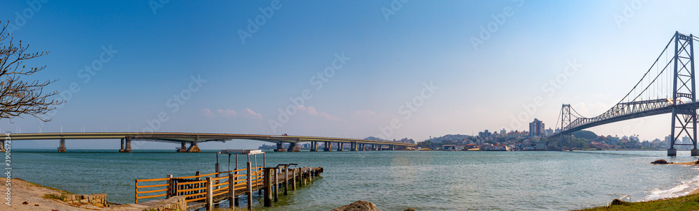 Panorâmica  de Florianópolis com a  Ponte Hercílio Luz e a Ponte Pedro Ivo,  Ponte Colombo Salles, Santa Catarina, Brasil, florianopolis