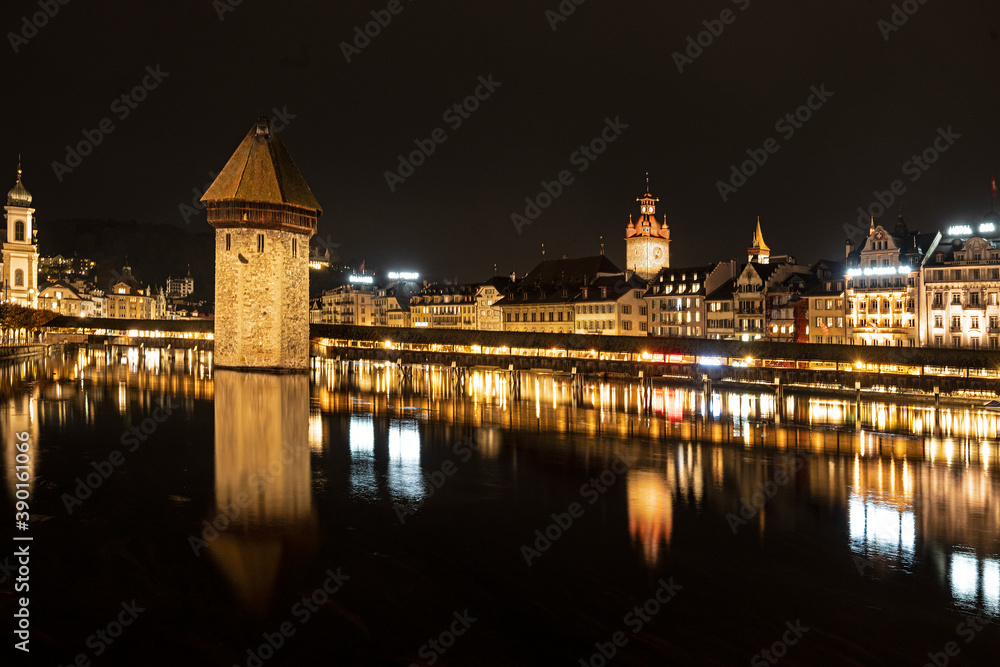 Kapellbrücke in der Nacht, Luzern, Schweiz