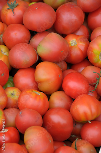 Tomates expuestos en un mercado