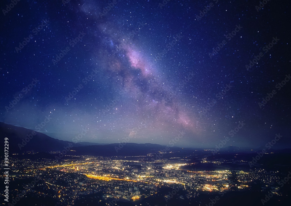 Fototapeta premium Villach Stadt bei Nacht