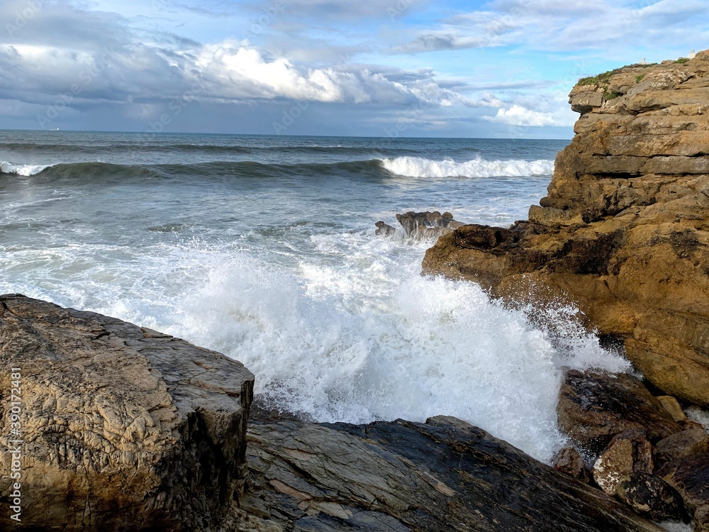 Olas rompiendo en el acantilado Olas rompiendo en el acantilado