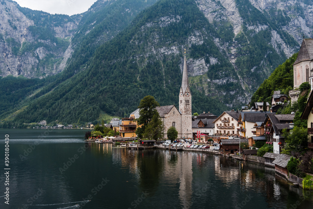 Mesmerizing shot of a calm lake surrounded by mountains in Hallstatt, Austria