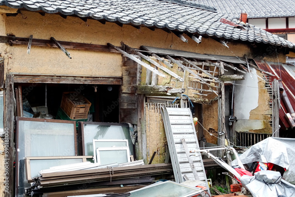 Obraz premium 老朽化した廃屋