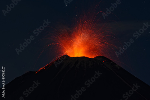 Reventador Volcano night eruption - Napo Province, Ecuador Fototapet