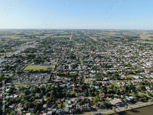 Vista aérea de un pequeño pueblo.