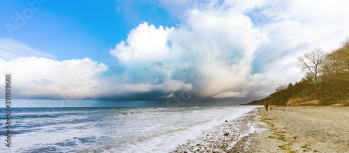 Ostsee Steilufer im Herbst ,Regenwolke am Horizont