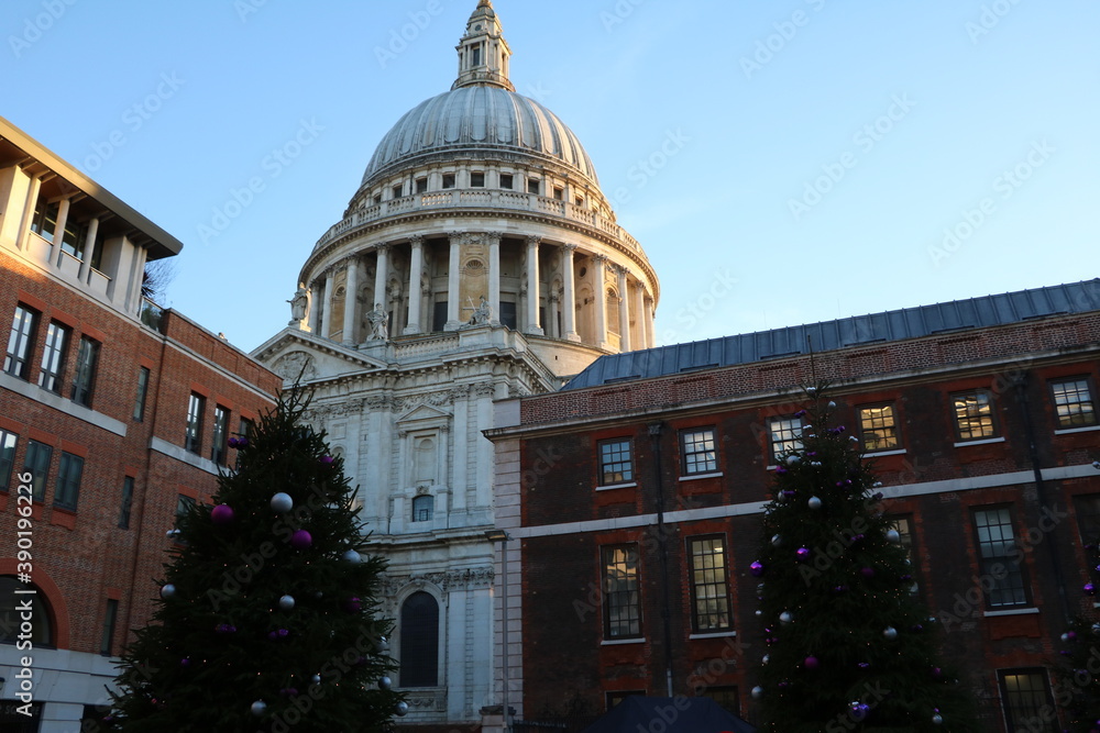 Obraz premium View from Paternoster square to Saint Paul´s Cathedral in London in December, England
