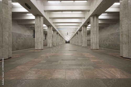 Linear perspective symmetrical view of an underground station with two rows of multiple columns. No people © Igor