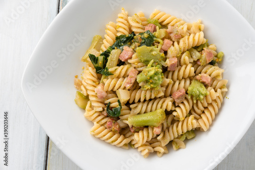 Piatto di pasta con broccoli e pancetta, Cucina Italiana