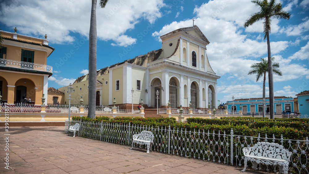 iglesia en la plaza principal de Trinidad 
