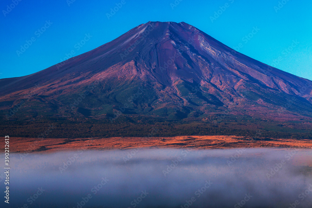 朝もやの富士山