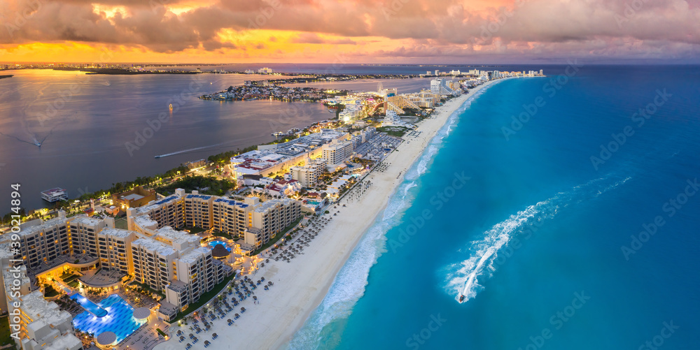 Cancun beach during blue hour - obrazy, fototapety, plakaty 