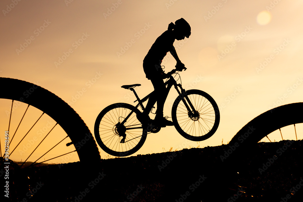 Obraz premium unusual riding techniques for the active and energetic cyclist