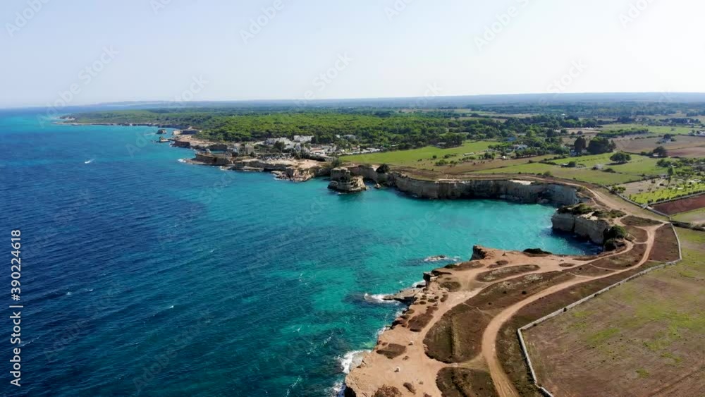 Europa Italien Sommer Drohne Flug über Strand Felsen Wand am Meer während Corona Covid Pandemie Urlaub Ferien türkis Ozean schäumende Wellen Reise Drohnenflug Europa Italien Sommer Drohne Flug über Strand Felsen Wand am Meer während Corona Covid Pandemie Urlaub Ferien türkis Ozean schäumende Wellen Reise Drohnenflug