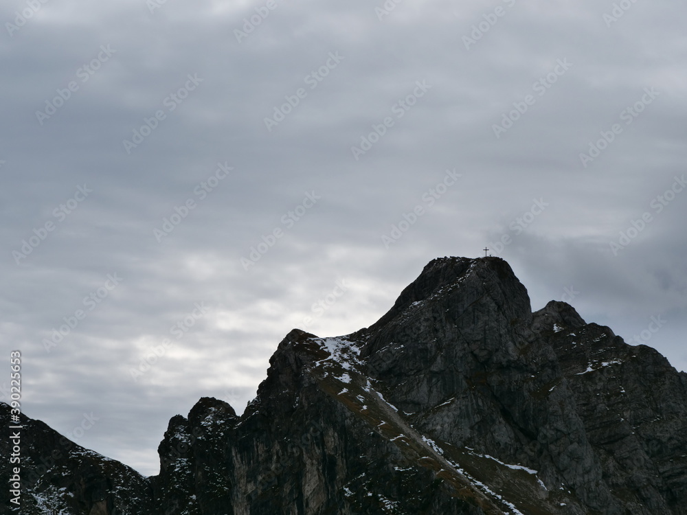 Fototapeta premium Der knapp 2000 Meter hohe Berg Aggenstein in den Allgäuer Alpen bei Pfronten an der Grenze zu Österreich